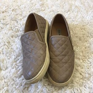Steve Madden beige slip on’s